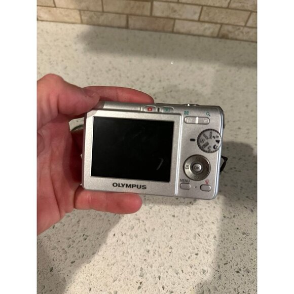 Olympus Digital Camera FE-190 6.0MP Silver Photograph - Picture 4 of 4